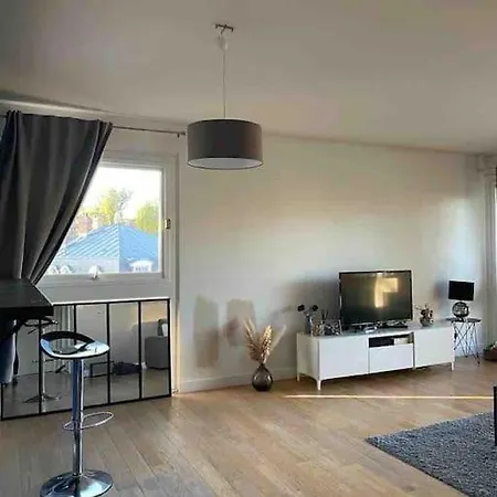 Proche Paris / Versailles Jo 24 *